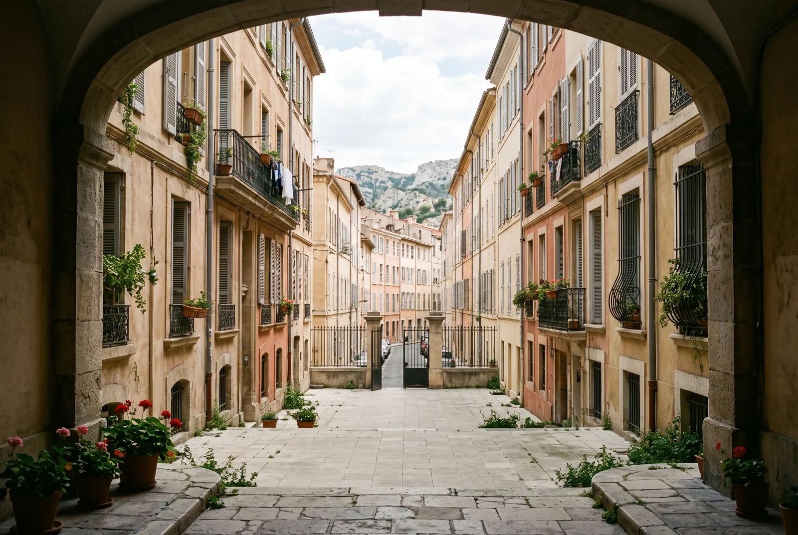 Cour intérieure d'un immeuble à Marseille